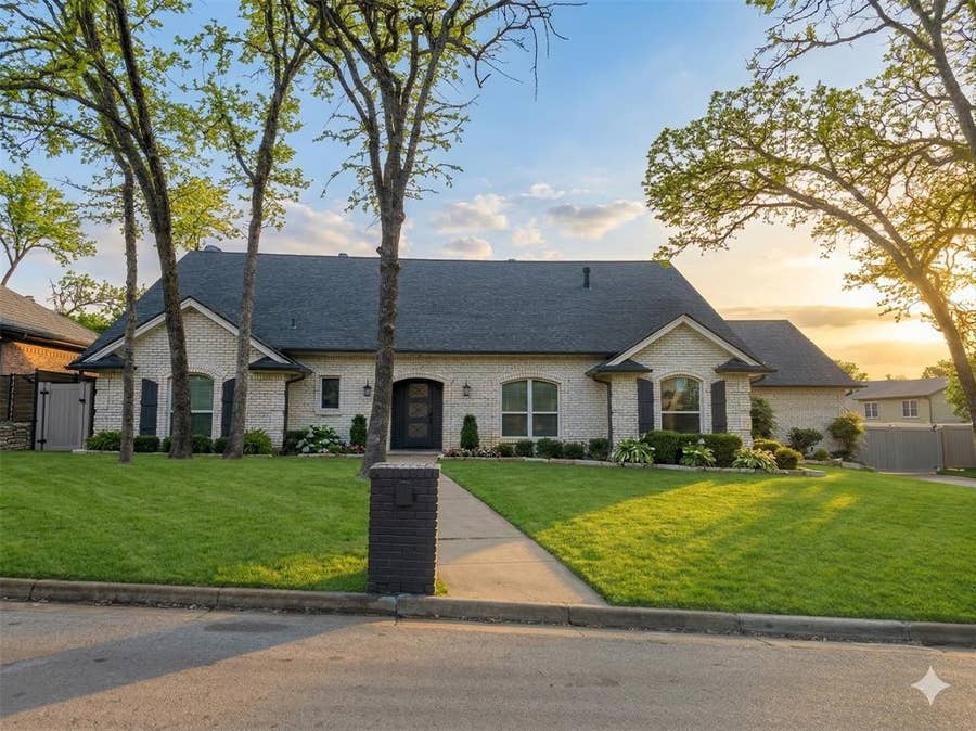 Property photo for 2202 Woodsong Trail, Arlington, TX