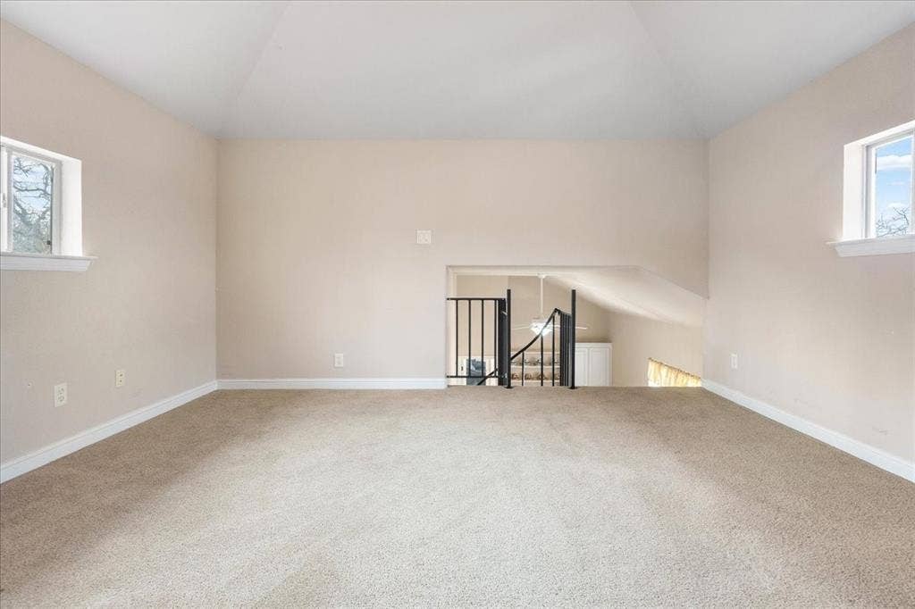 117 Redtail Court, Weatherford, TX 76088 Guest house.Carpeted open loft space with vaulted ceiling and multiple windows