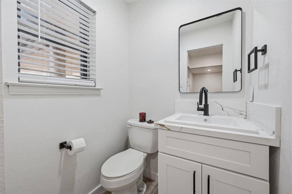 203 Evelyn Street, DeSoto, TX 75115 Bathroom attached to bedroom 2