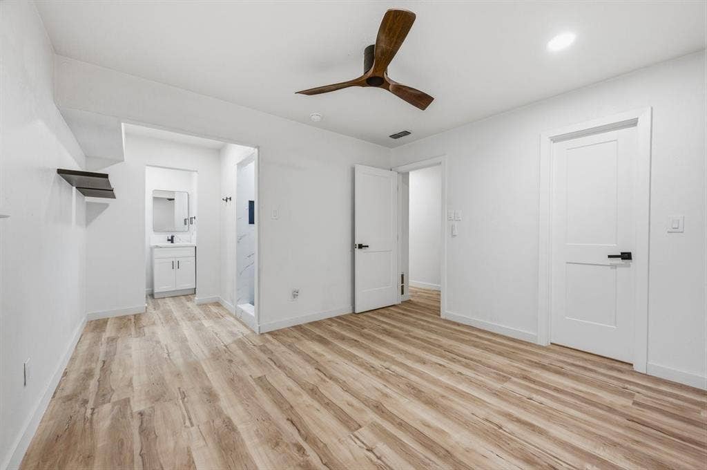 203 Evelyn Street, DeSoto, TX 75115 Bedroom 2 with ensuite bathroom - perfect for muti-generational living!