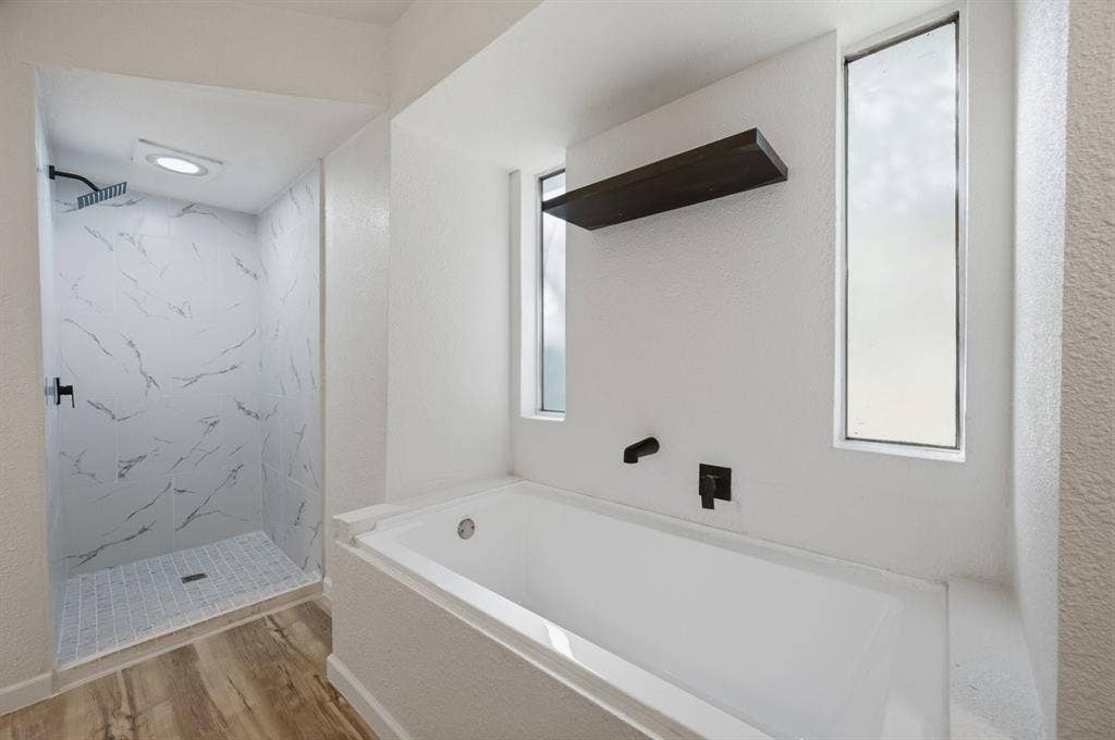 203 Evelyn Street, DeSoto, TX 75115 Soak your worries away in the deep soaking tub!