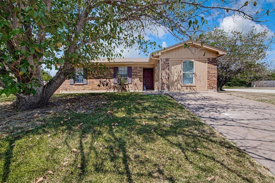 Property photo for 833 Springhill Drive, Burleson, TX
