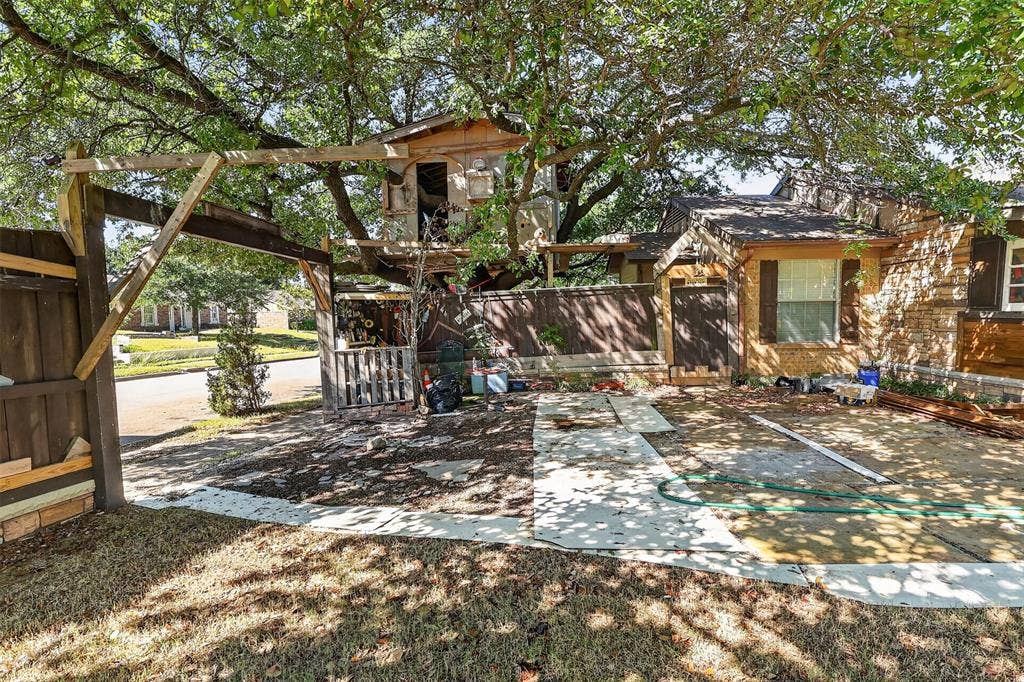 2121 High Summit Drive, Garland, TX 75041 Tree house