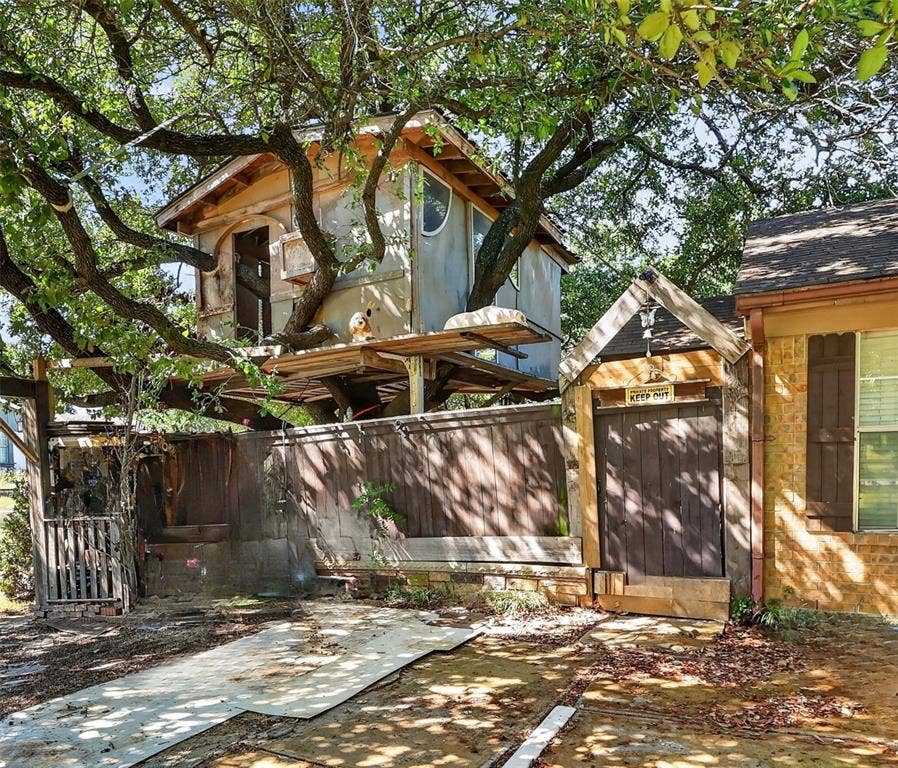 2121 High Summit Drive, Garland, TX 75041 Tree House