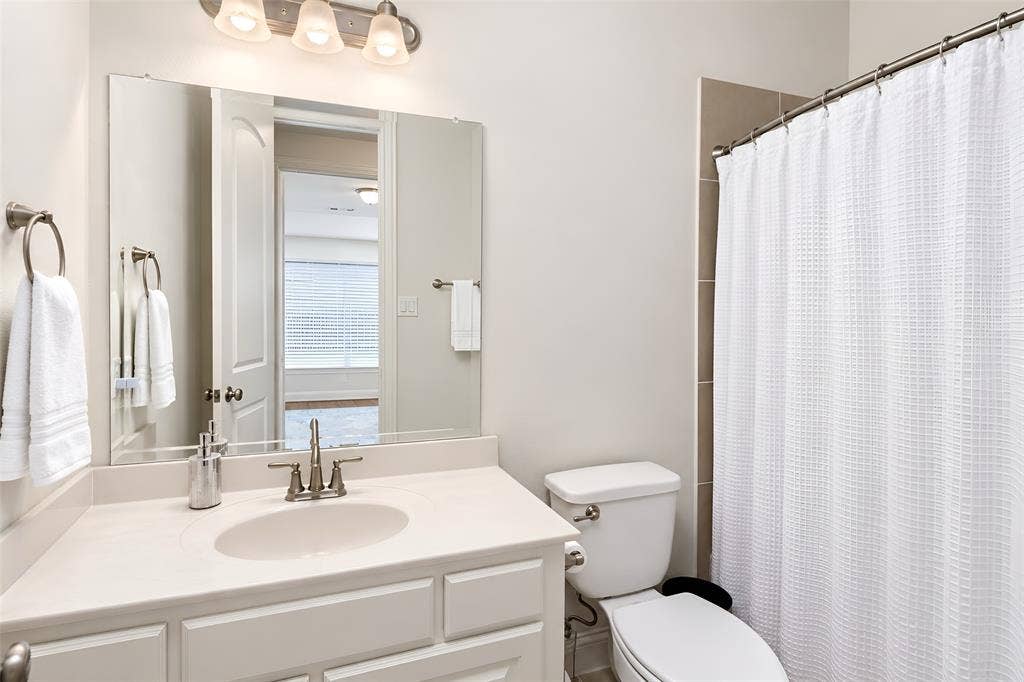 4824 Cedar Creek Drive, McKinney, TX 75070 Upstairs Bathroom