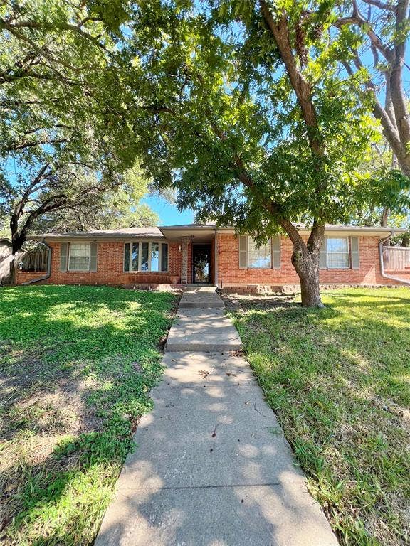 Property photo for 1008 Pine Tree Lane, DeSoto, TX