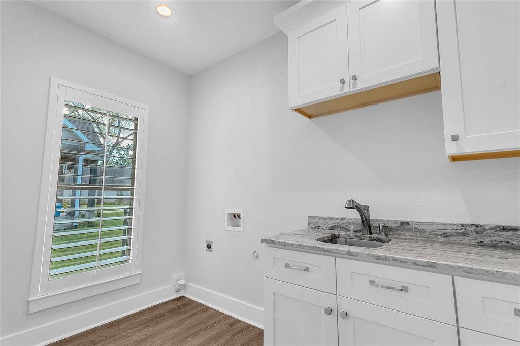 239 Colonial Drive, Mabank, TX 75156 A separate laundry room has plenty of cabinets, granite topped work space and the added convenience of a laundry sink. The oversized garage enters through the laundry room.