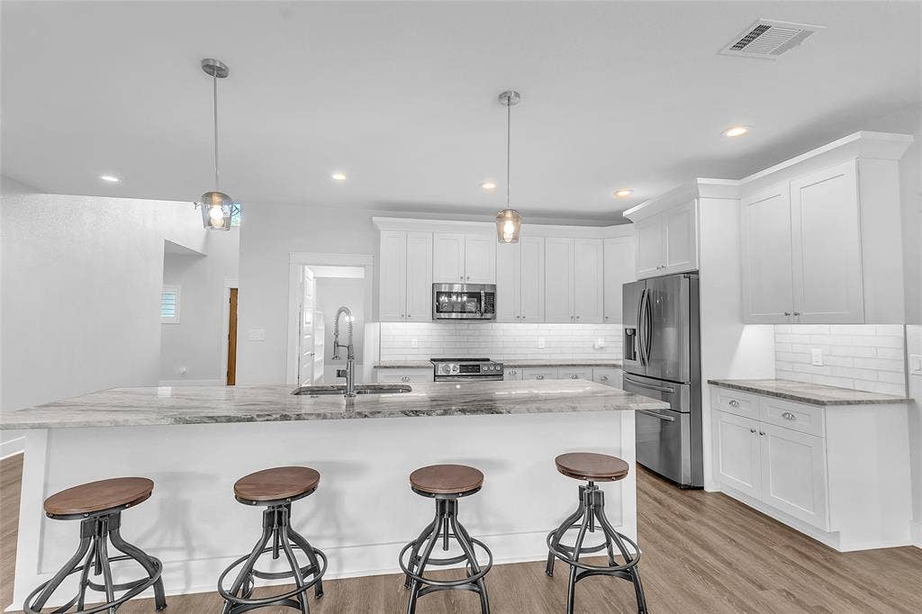239 Colonial Drive, Mabank, TX 75156 Extra seating and pendant lights