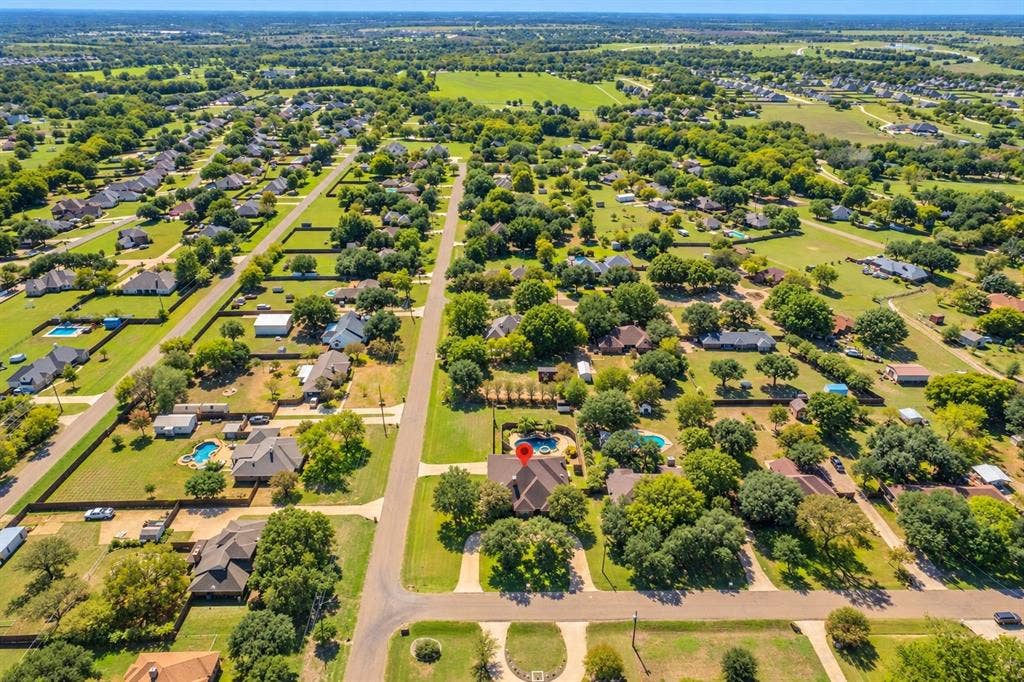 610 Shallow Creek Drive, Oak Leaf, TX 75154