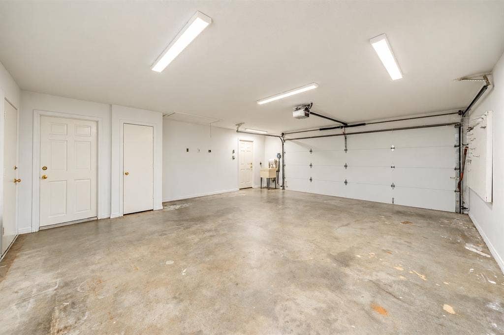 610 Shallow Creek Drive, Oak Leaf, TX 75154