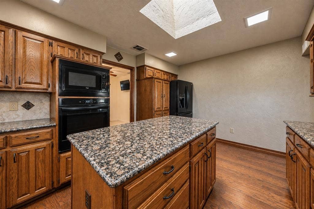 610 Shallow Creek Drive, Oak Leaf, TX 75154