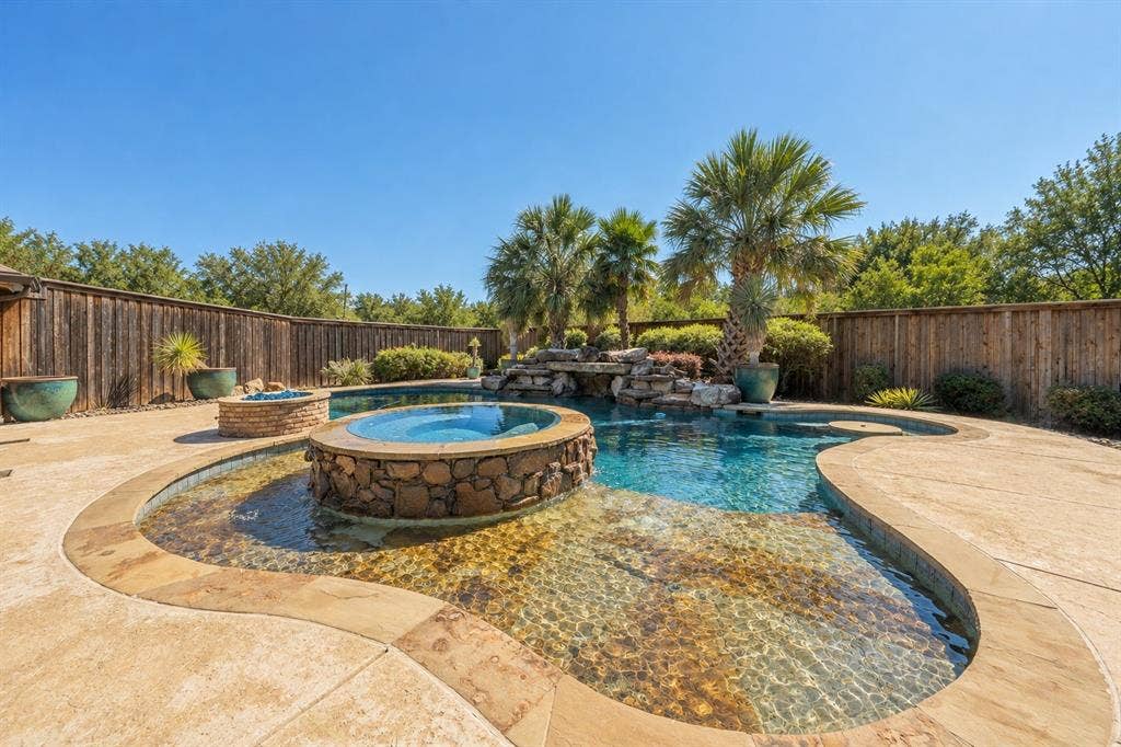 610 Shallow Creek Drive, Oak Leaf, TX 75154