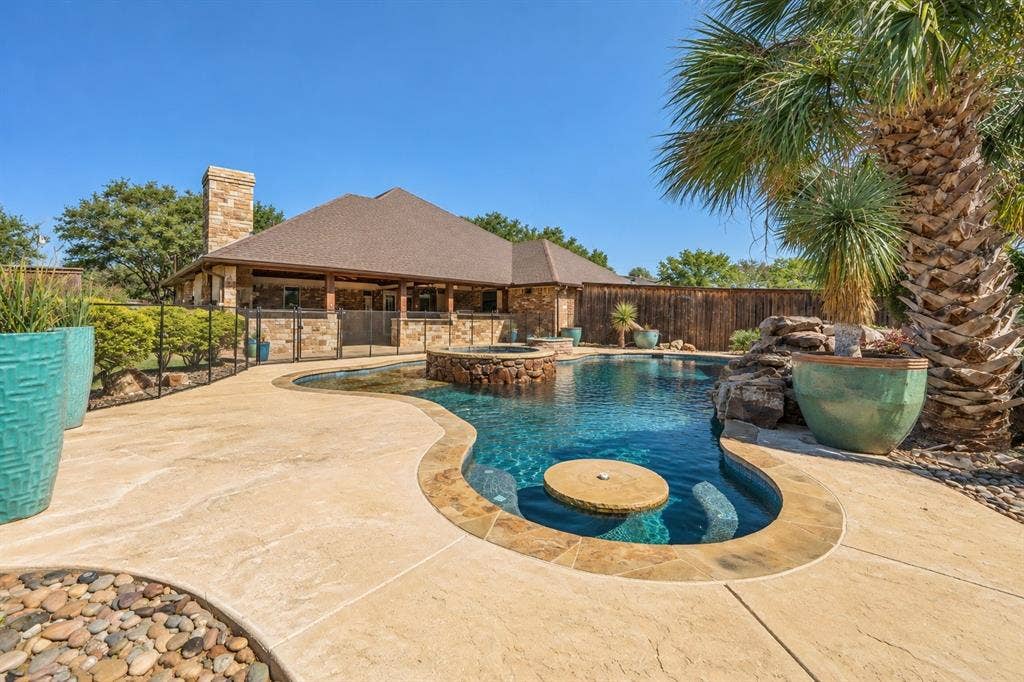 610 Shallow Creek Drive, Oak Leaf, TX 75154