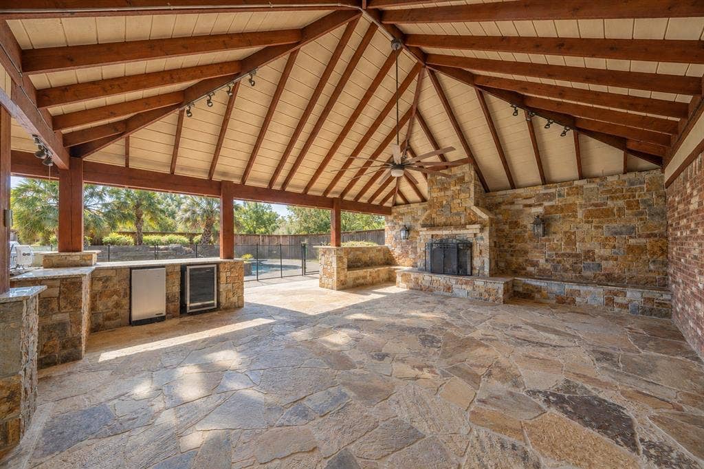 610 Shallow Creek Drive, Oak Leaf, TX 75154