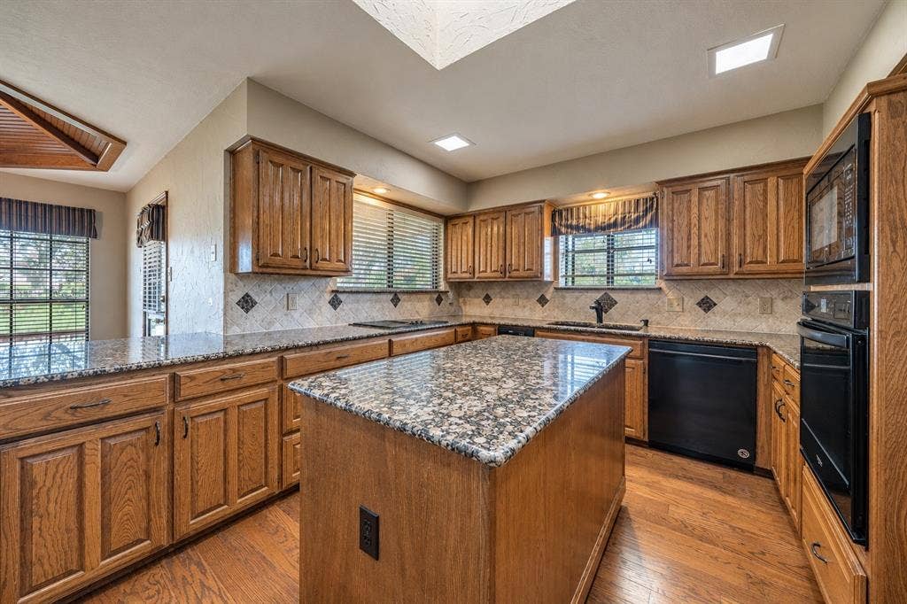 610 Shallow Creek Drive, Oak Leaf, TX 75154
