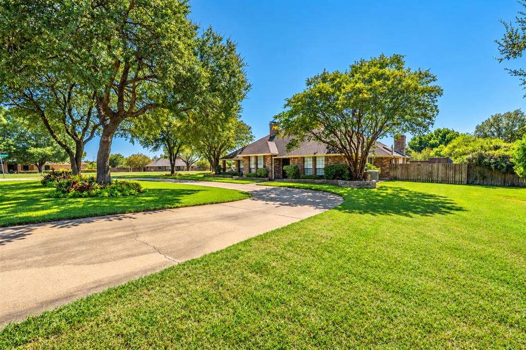 610 Shallow Creek Drive, Oak Leaf, TX 75154