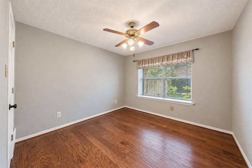 610 Shallow Creek Drive, Oak Leaf, TX 75154