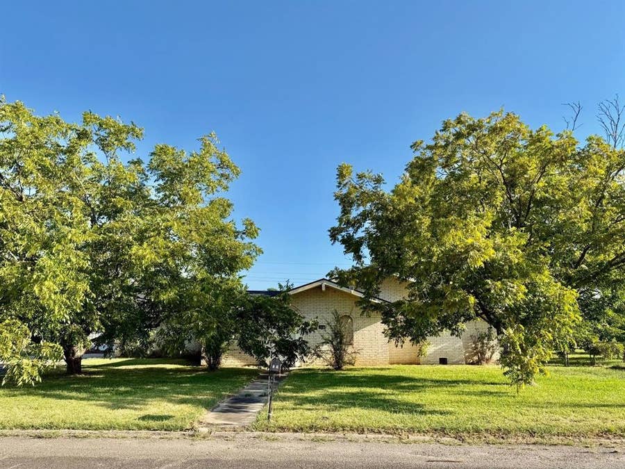Property photo for 701 W 9th Street, Clarksville, TX