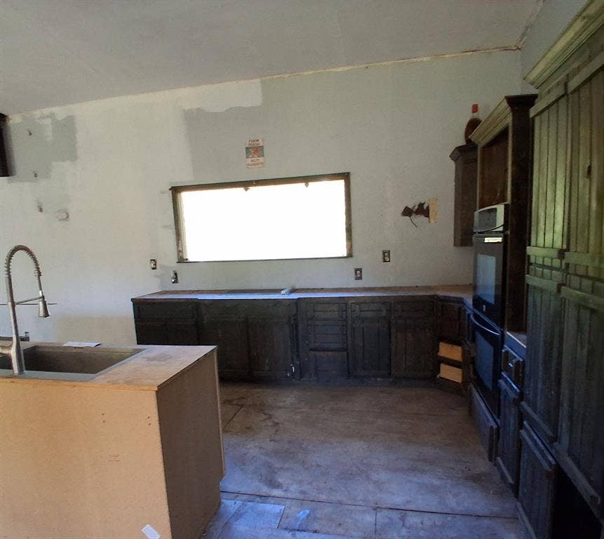 42 Greenbriar Avenue, Burneyville, OK 73430