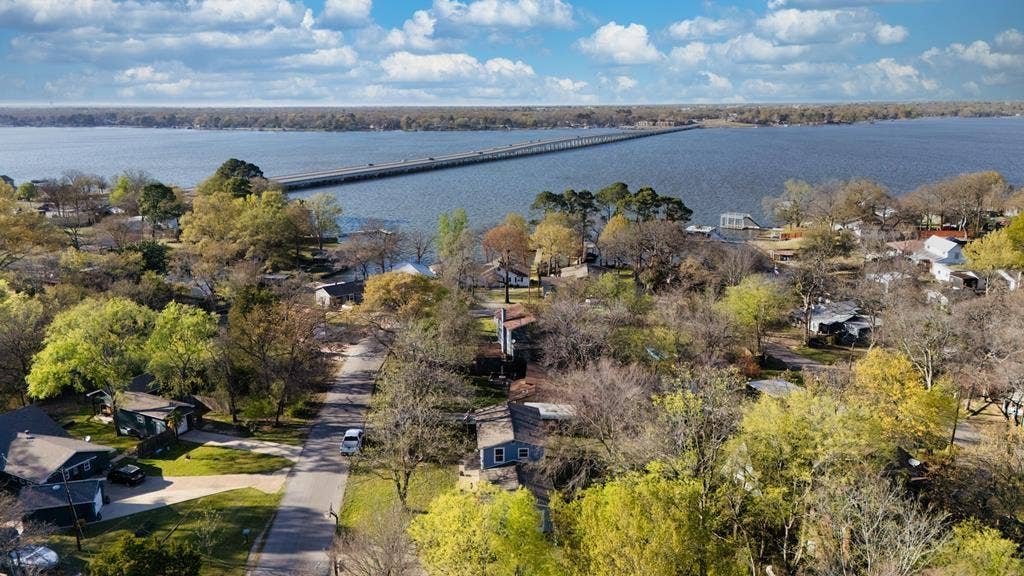 303 Whispering Oaks Trail, Payne Springs, TX 75156