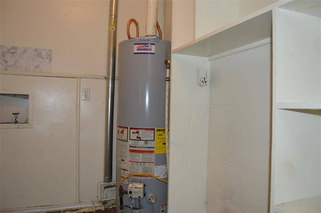 2603 Mayo Street, Commerce, TX 75428 Gas water heater