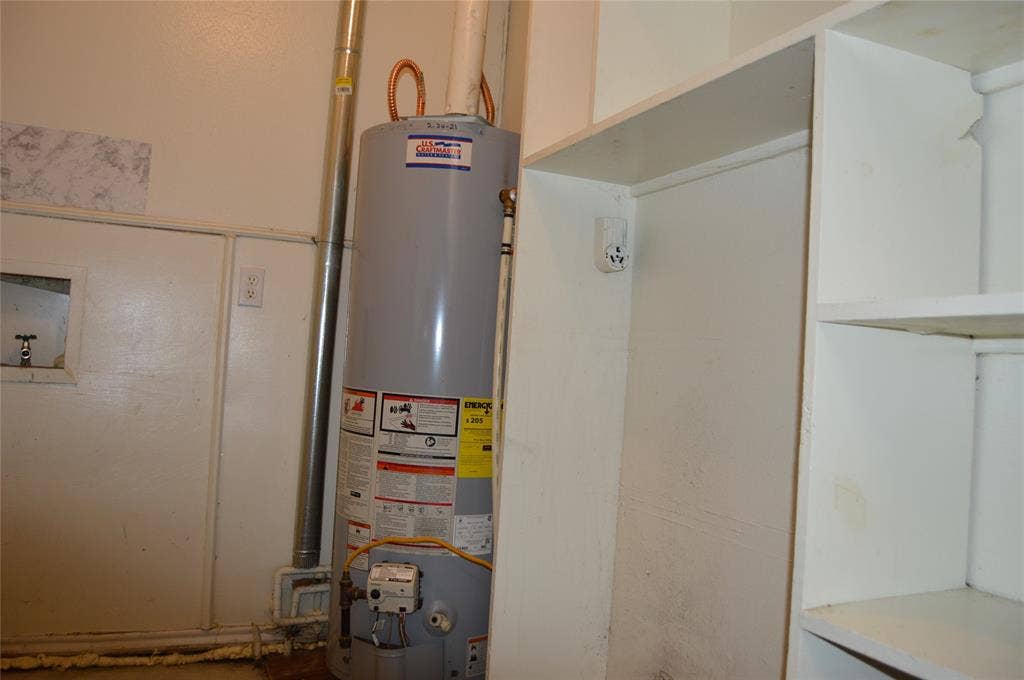 2603 Mayo Street, Commerce, TX 75428 Extra Storage in Laundry