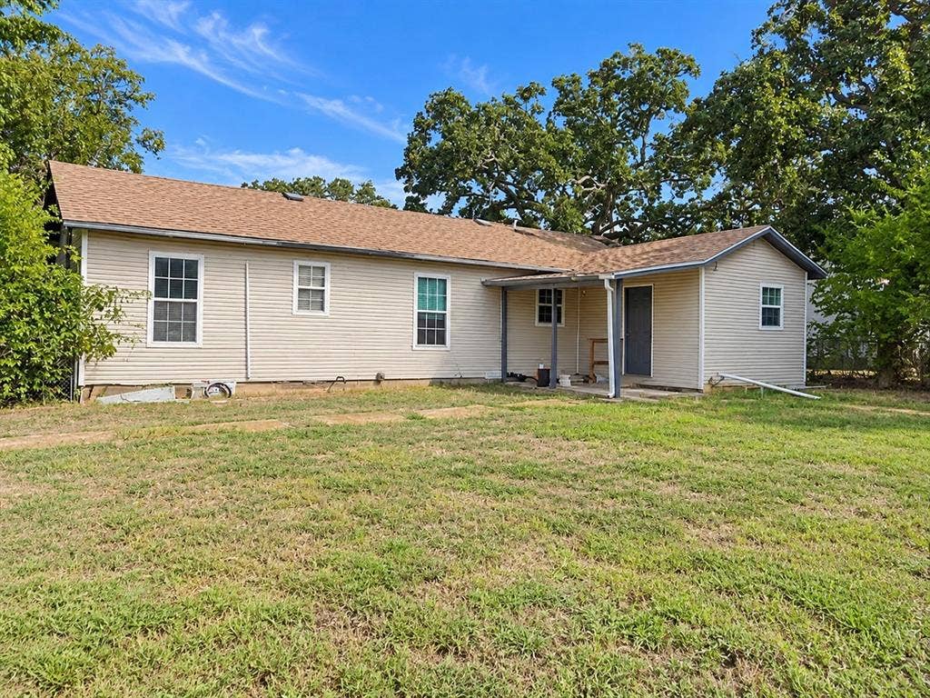 512 E Charles Street, Riesel, TX 76682