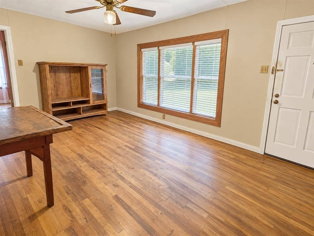 512 E Charles Street, Riesel, TX 76682