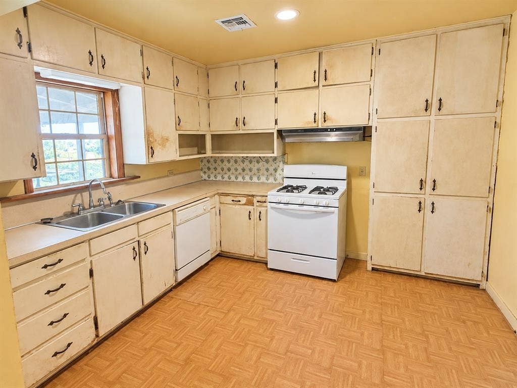 512 E Charles Street, Riesel, TX 76682
