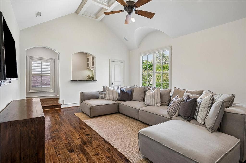 6952 Kenwood Avenue, Dallas, TX 75214 Upstairs living room