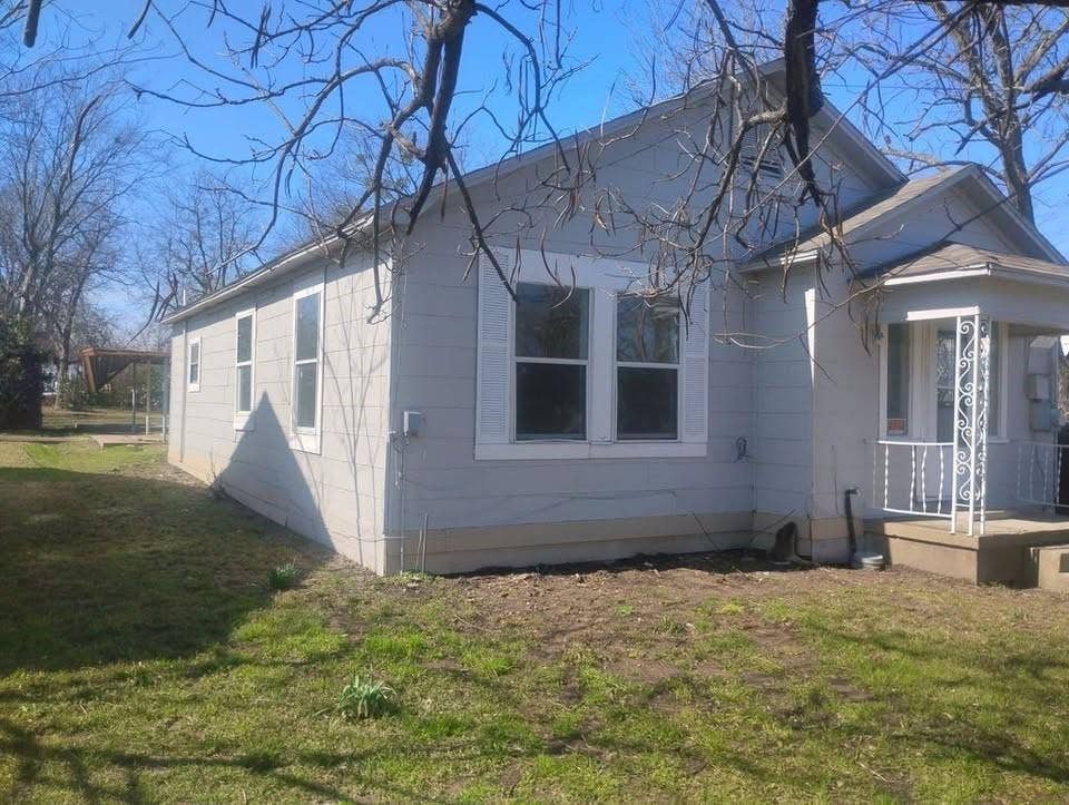 1104 S Columbia Street, Clarksville, TX 75426