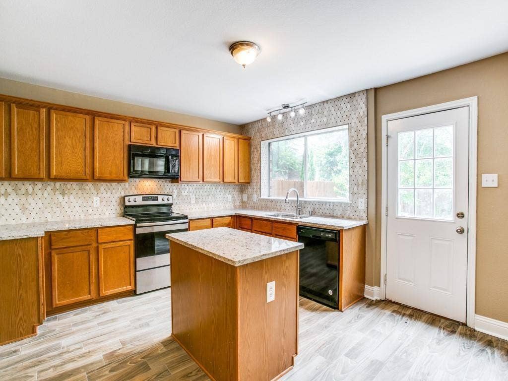 LARGE KITCHEN WITH GRANITE COUNTERTOPS, ISLAND, BACKSPLASH AND BUILT-IN CABINETS!