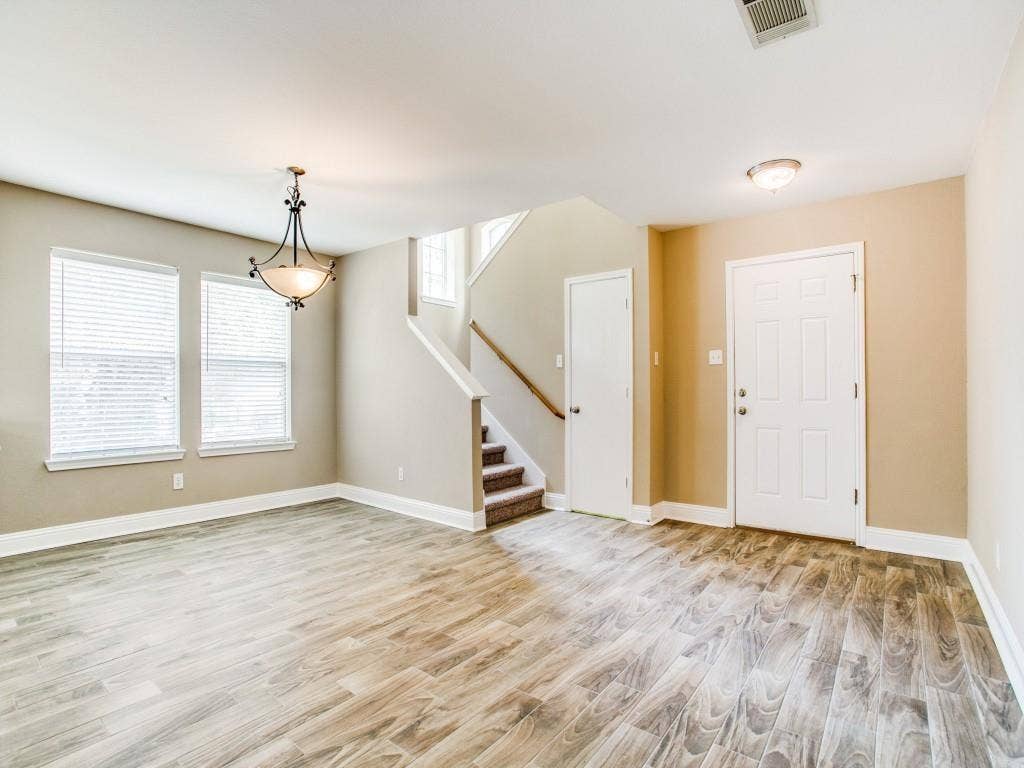 MAIN FRONT DOOR ENTRYWAY!