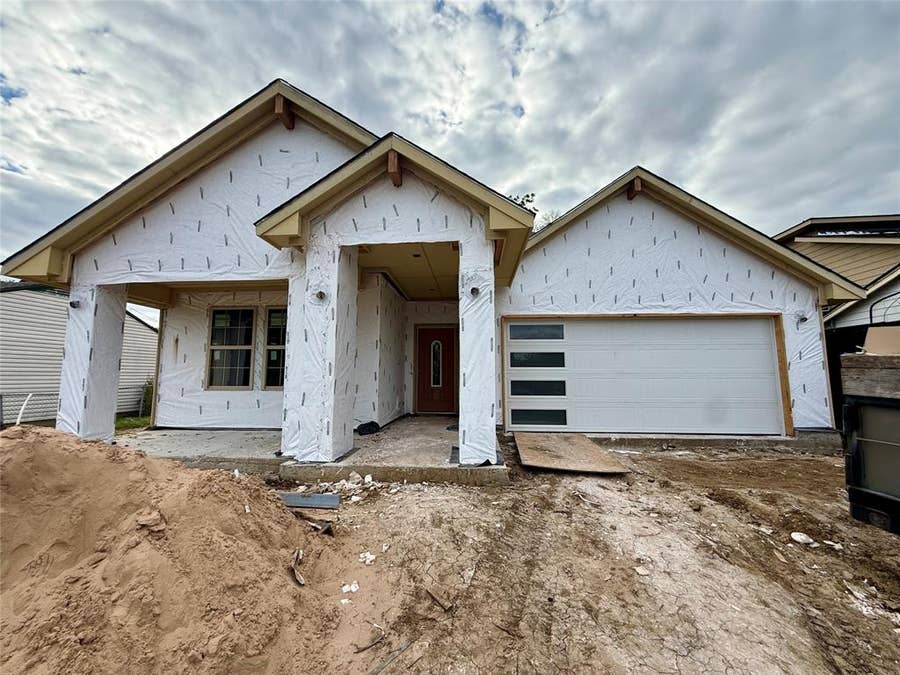 Property photo for 427 32nd Street, Grand Prairie, TX