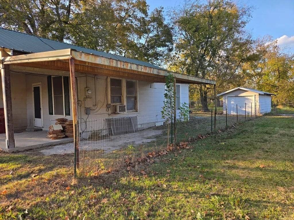 809 W 3rd Street, Clarksville, TX 75426 809 W 3rd Street, Clarksville, TX 75426