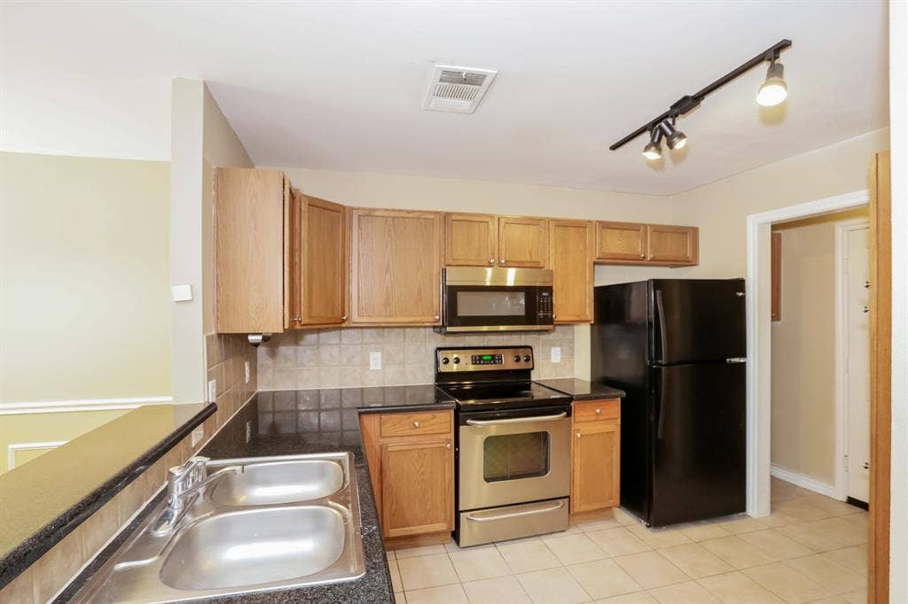3966 Oceanside Drive, Euless, TX 76040