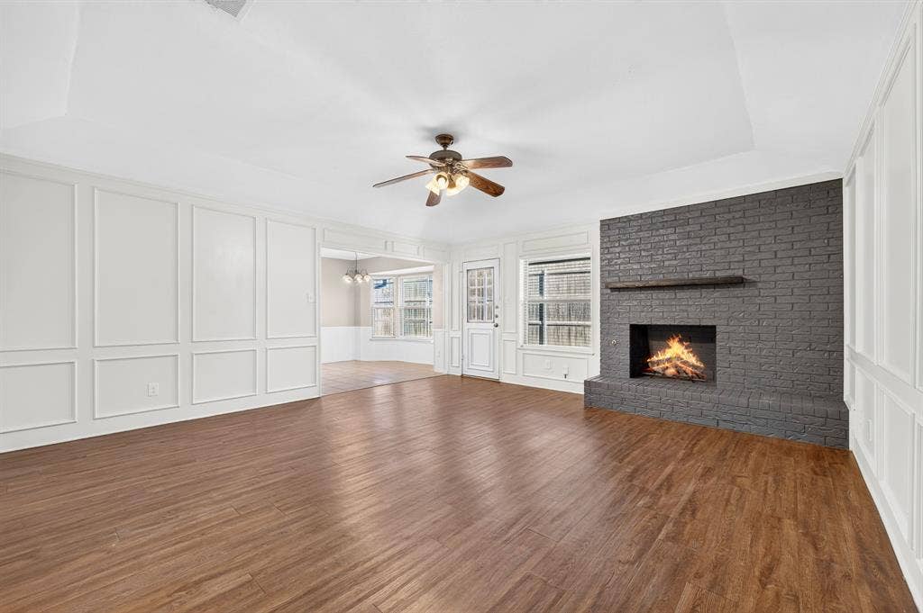 912 Shell Court, Bedford, TX 76022 Spacious room featuring wood-finish flooring, a tray ceiling, and a ceiling fan