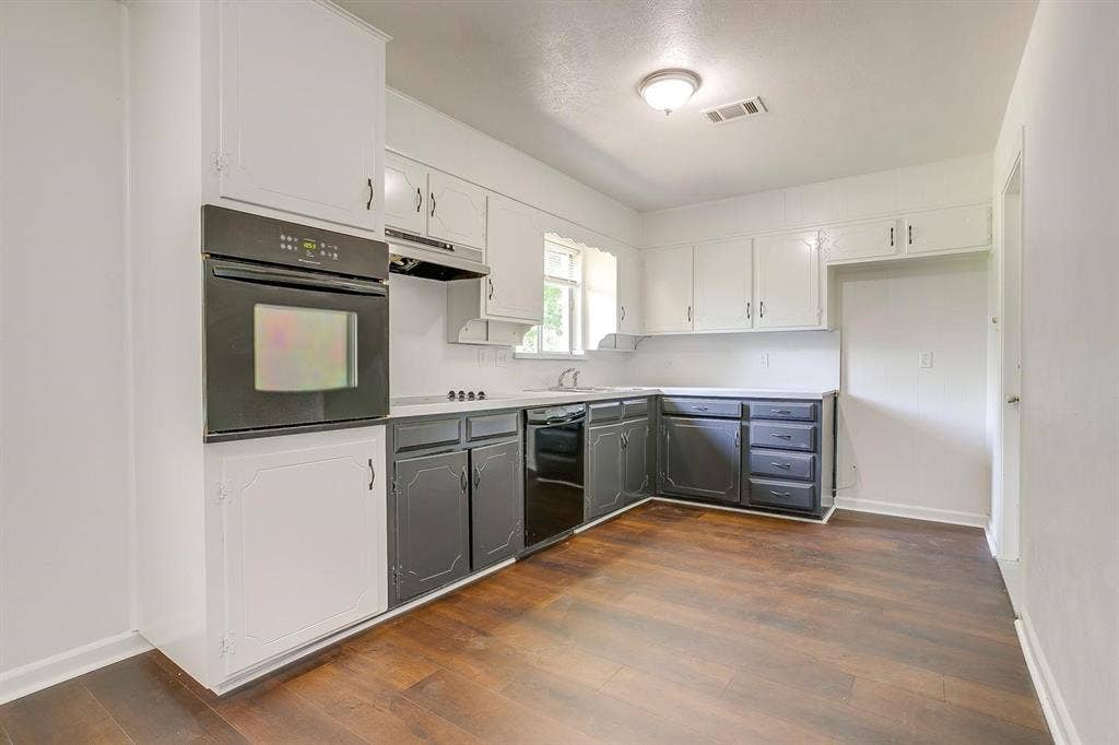 128 SE Robert Street, Burleson, TX 76028