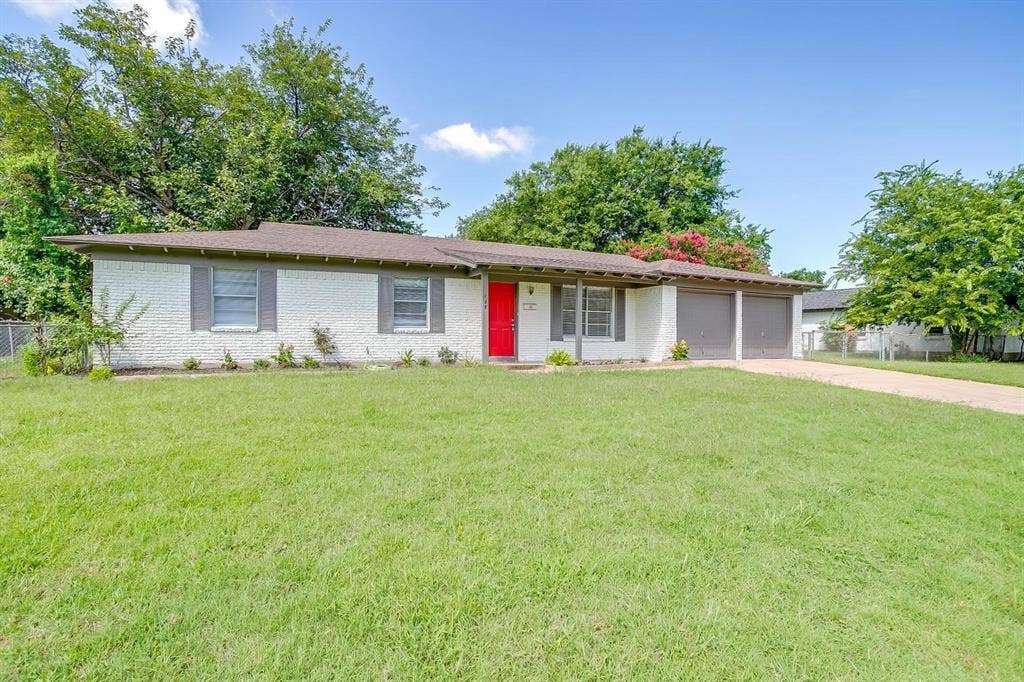 128 SE Robert Street, Burleson, TX 76028