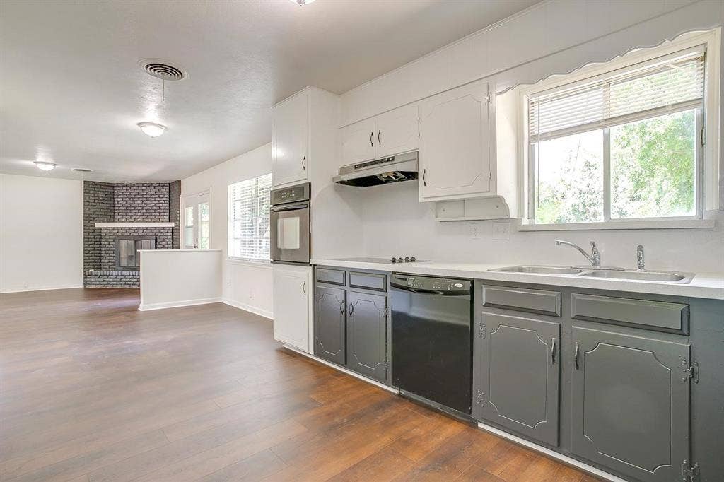 128 SE Robert Street, Burleson, TX 76028
