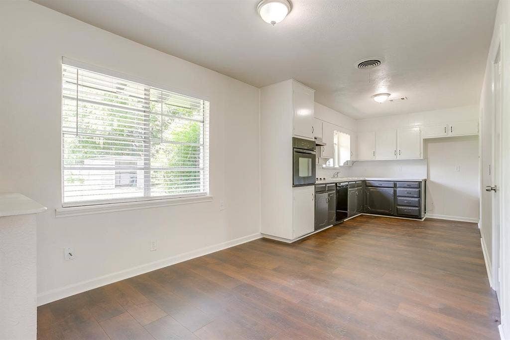 128 SE Robert Street, Burleson, TX 76028