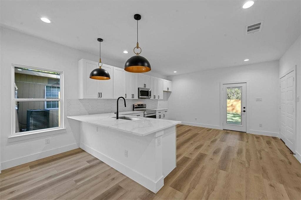 5424 Bourquin Street, Dallas, TX 75210 5424 Bourquin Street, Dallas, TX 75210