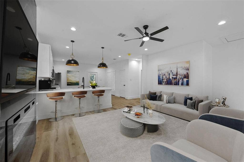5424 Bourquin Street, Dallas, TX 75210 5424 Bourquin Street, Dallas, TX 75210