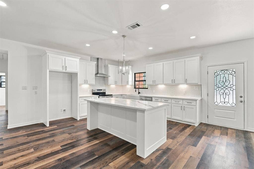 1707 CR 1670, Mount Pleasant, TX 75455