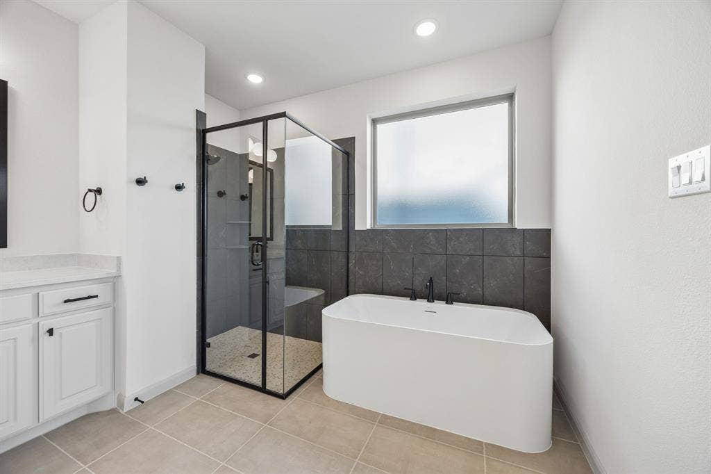 2444 Aurora Avenue, Celina, TX 75009 Whether it's soaking your cares away or indulging in a long, luxurious shower, this owner's bath is waiting for your to call it your own!