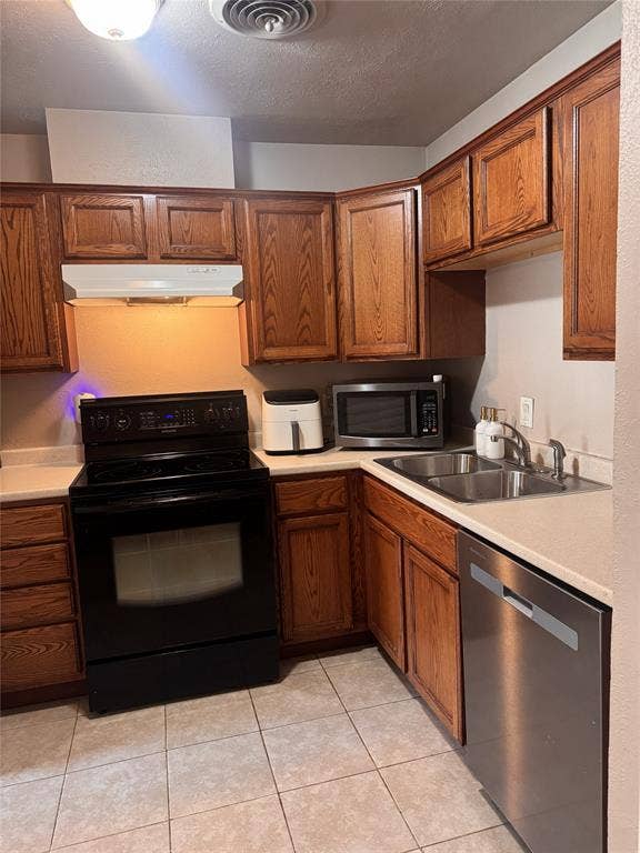 7348 Walling Lane, Dallas, TX 75231 Oak cabinetry, electric range, diswwasher