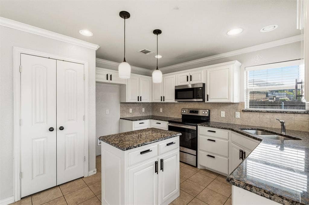 2122 Valley Drive, Weatherford, TX 76087