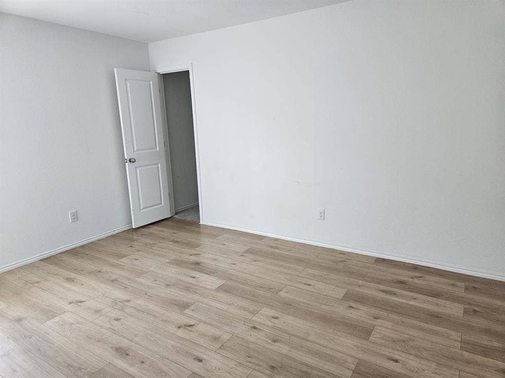 3338 Beckwith Way, Crandall, TX 75114 Wood-finish flooring with a light tone