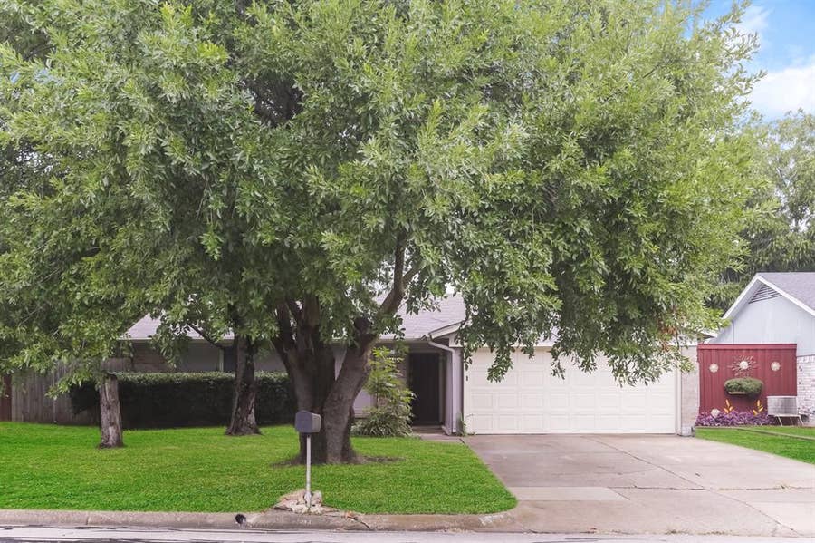 Property photo for 604 Circleview Drive, Mansfield, TX