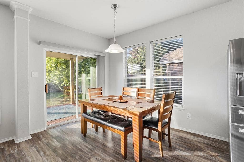 2707 Juniper Drive, Glenn Heights, TX 75154 Breakfast nook area is large enough for more needs